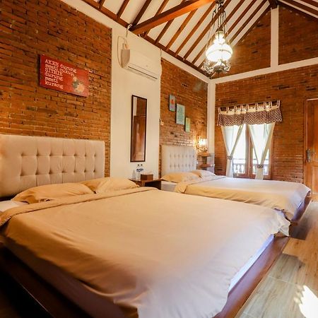 Omah Teras Bata Guesthouse Yogyakarta Exterior photo