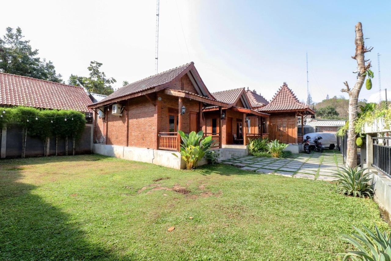 Omah Teras Bata Guesthouse Yogyakarta Exterior photo