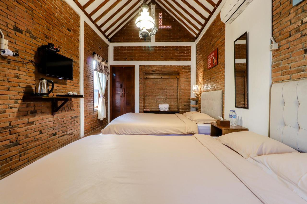 Omah Teras Bata Guesthouse Yogyakarta Exterior photo