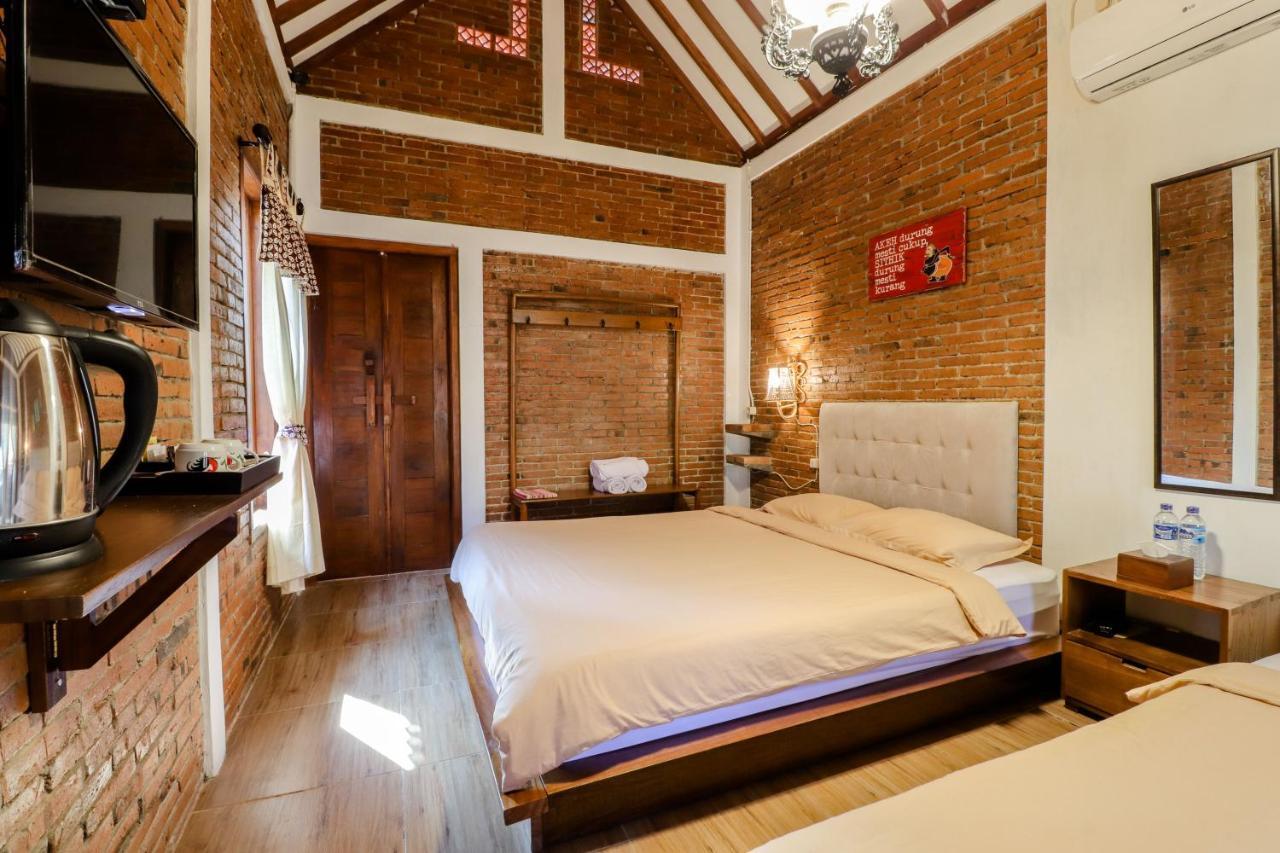Omah Teras Bata Guesthouse Yogyakarta Exterior photo